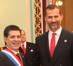 Su Alteza Real el Príncipe de Asturias junto al nuevo Presidente de la República del Paraguay, Horacio Cartes, tras tomar posesión de su cargo